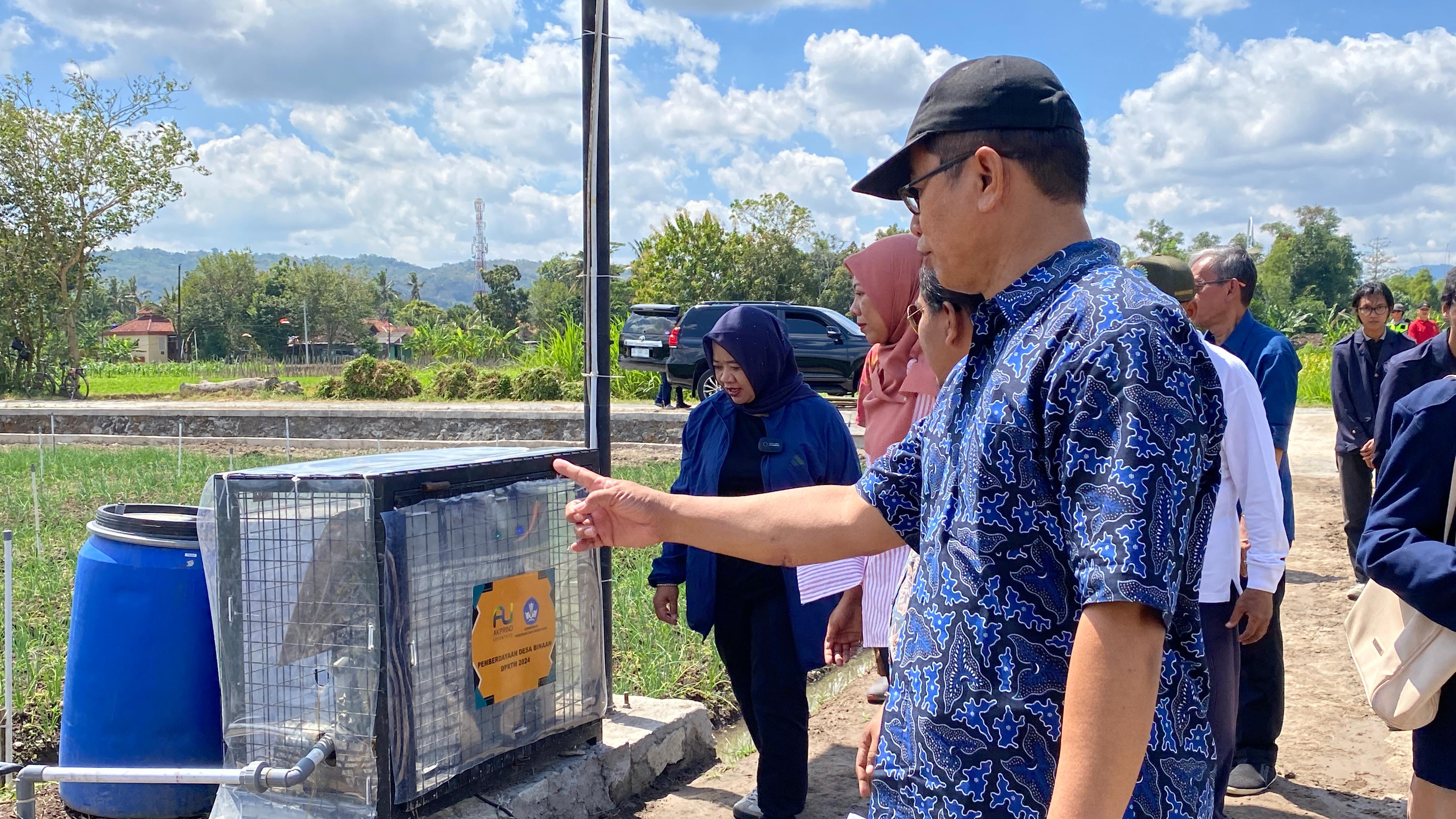Bupati Sleman, Kustini Sri Purnomo (kerudung biru) Pejabat Kalurahan Madurejo dan Tim Akprind melakukan tinjauan lapangan di lahan pertanian dengan pengairan metode Speingkle.&nbsp;