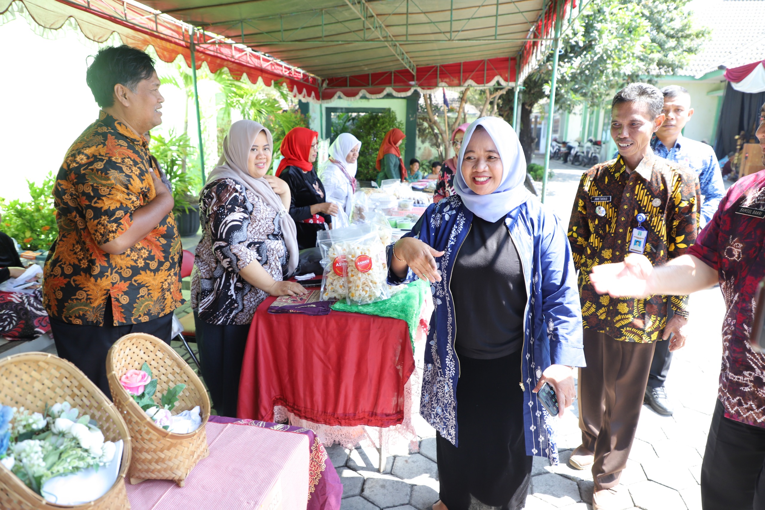 UNGGULAN: Bupati Sleman Dra Hj. Kustini Sri Purnomo meninjau stan pameran produk UMKM di halaman kantor Kapanewon Kalasan pekan lalu.