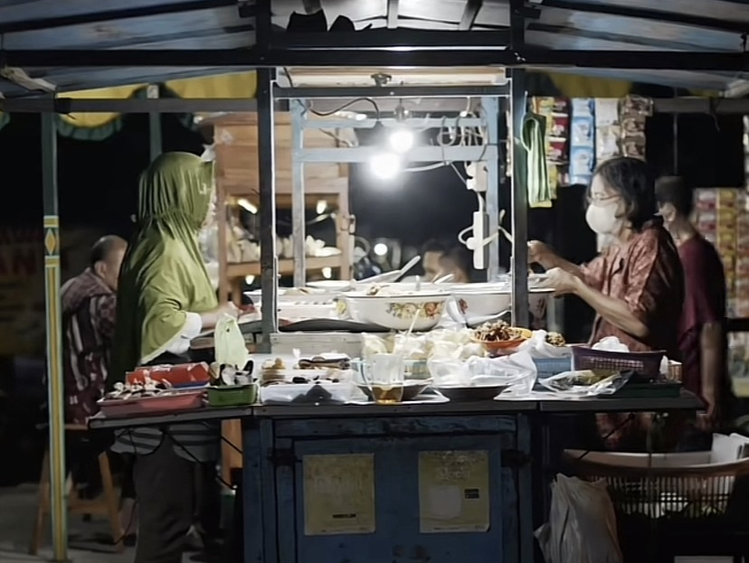 Suasana hangat Warung Makan Bu Wolly