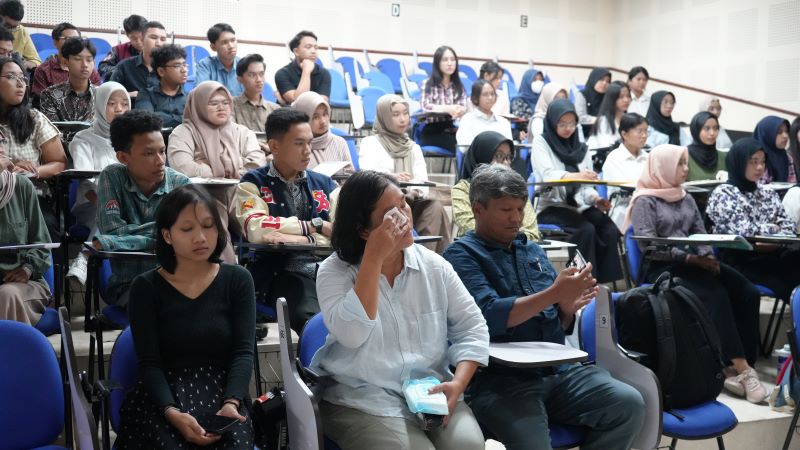 Sebastian Hutabarat dan Imelda Tiurniari Napitupulu pada Rabu (14/8/2024) hadir di ruang kelas mengikuti kuliah mewakili putri mereka, Marchia RM Hutabarat yang berpulang 17 Juni 2024. (Humas FEB UGM)
