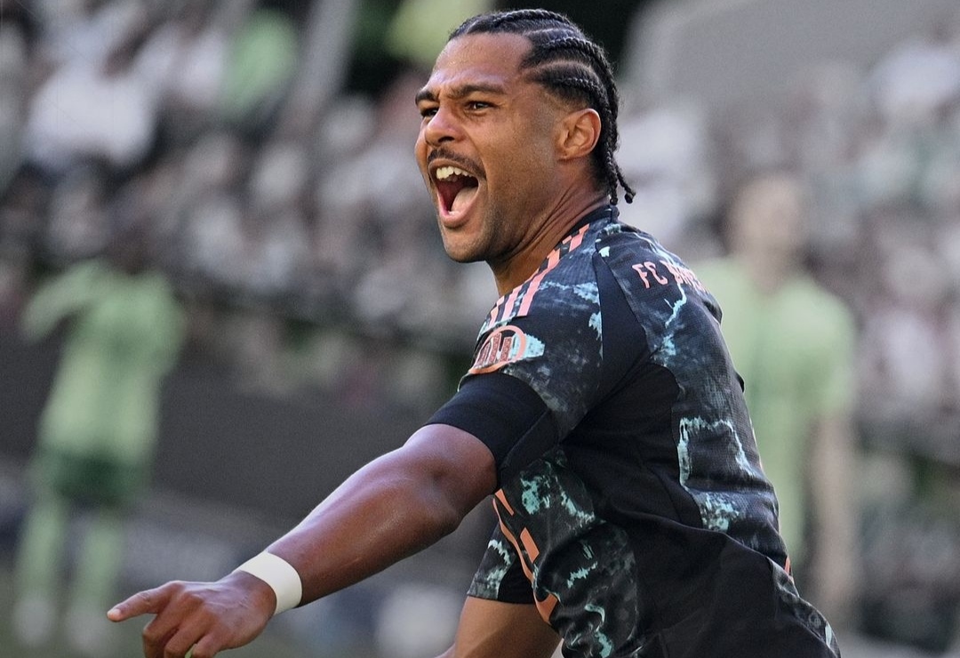 Selebrasi Serge Gnabry usai mencetak gol kemenangan bagi Bayern Munich atas Wolfsburg (ig fcbayern)