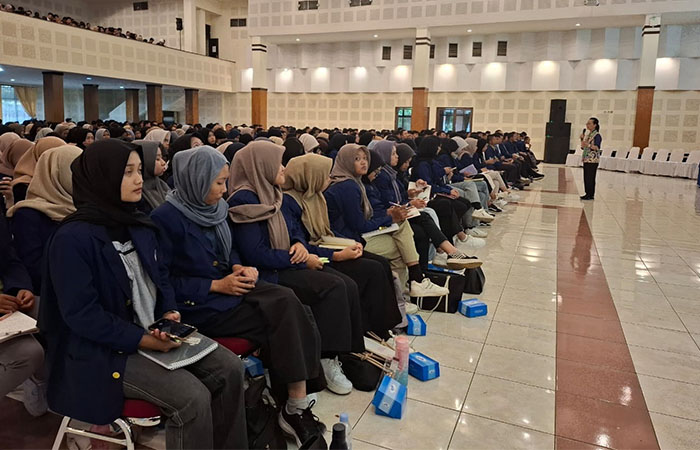 FOKUS: Para mahasiswa baru UNY yang diterima melalui jalur seleksi mandiri mengikuti pelatihan soft skill dari kampus kemarin (25/8).