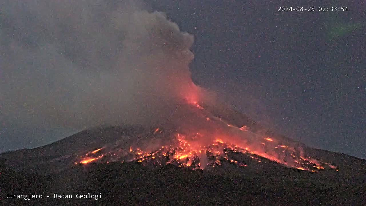 Erupsi Merapi terekam dari CCTV milik Badan Geologi di Pos Pengamatan Jurangjero Kabupaten Magelang, 25/8/2024 pukul 02.32 WIB.  (BPPTKG)