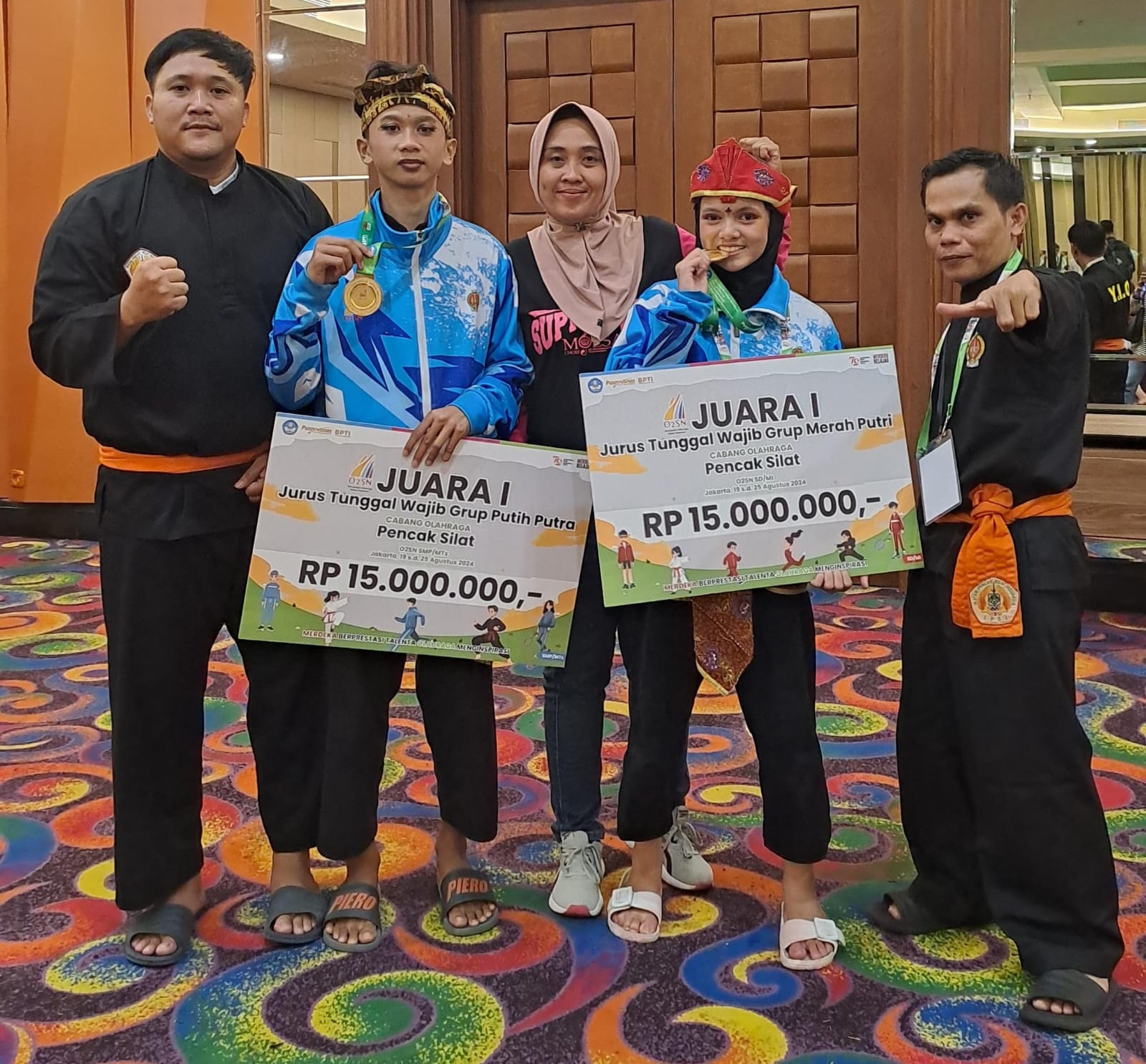 SELAMAT - Pelajar dan alumni SD Muh Sapen didampingi pendamping menunjukkan medali kebanggan dalam kejuaraan nasional pencak silat O2SN belum lama ini  (Doc SD Muh Sapen untuk Radar Jogja)