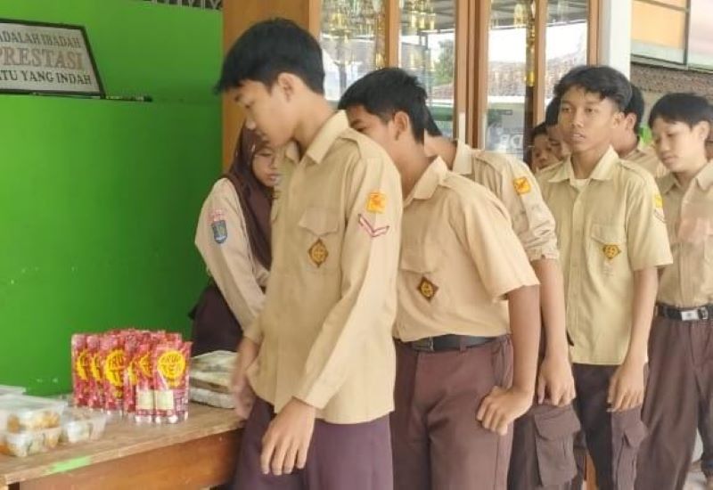 SUDAH MULAI - Warga SMPN 3 Depok antre mengambil menu makanan dalam program sekolah makan siang gratis Jumat Berkah.  (Doc SMPN 3 Depok untuk Radar Jogja)