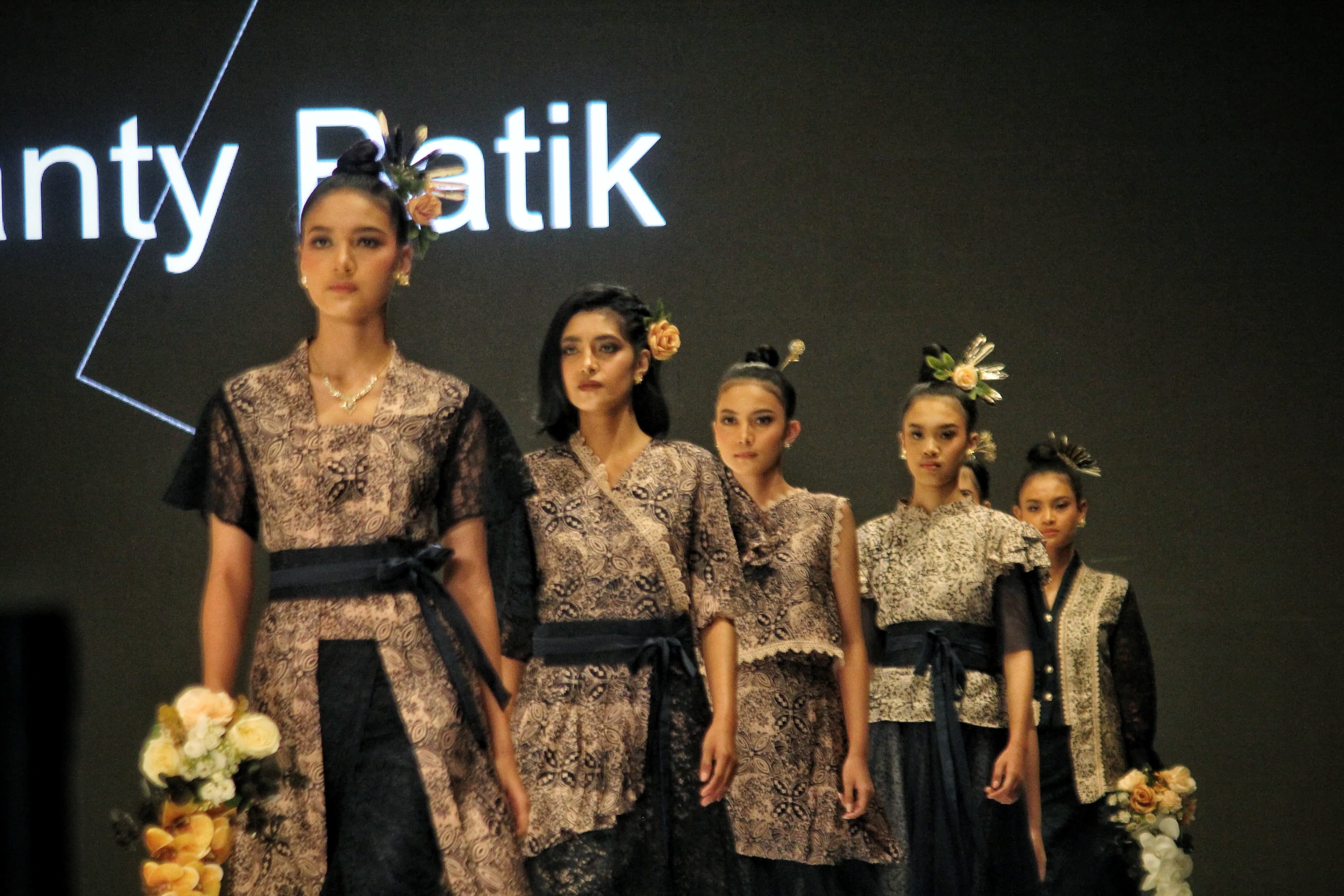 PROSPEK CERAH: Sejumlah karya produk fashion dari para desainer DIJ yang dipamerkan dalam gelaran Jogja Fashion Week di Jogja Expo Center (JEC).&nbsp;(Gregorius Bramantyo/Radar Jogja)