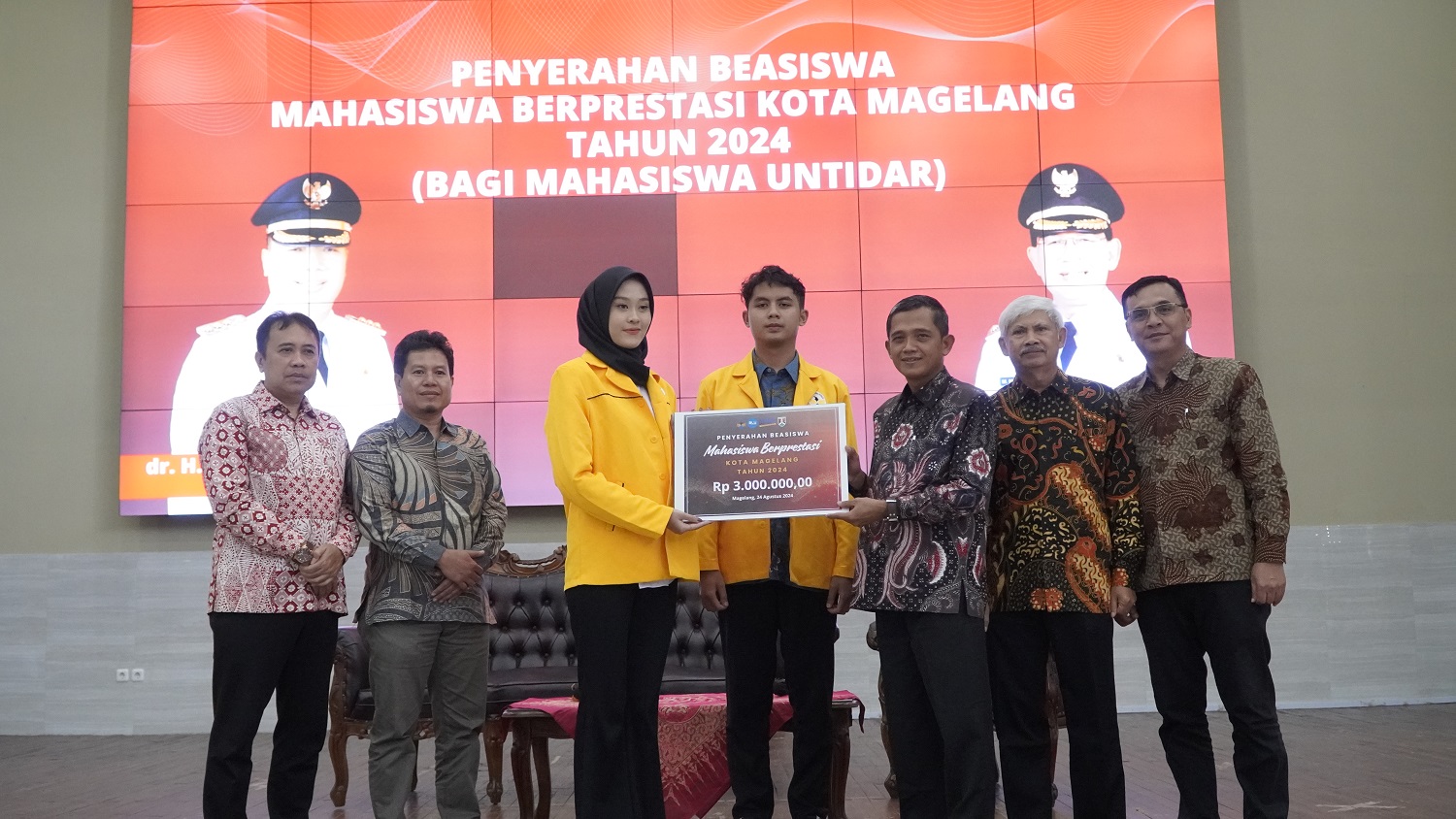 &nbsp;  SIMBOLIS: Kepala Disdikbud Kota Magelang saat menyerahkan beasiswa kepada mahasiswa berprestasi Untidar, Sabtu (24/8).  &nbsp;