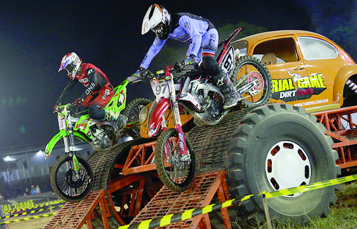 MENANTANG: Crosser beraksi dalam Trial Game Dirt 2024 seri ketiga di sirkuit Jogja Expo Center (JEC), Sabtu malam (24/8). (Guntur Aga Tirtana/Radar Jogja)