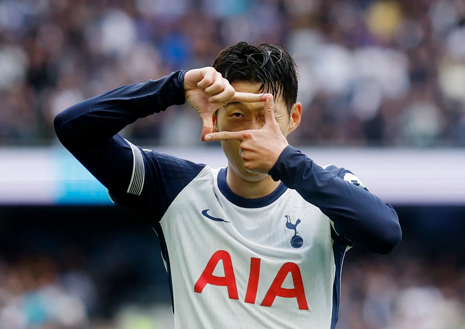 Selebrasi Son Heung-Min usai mencetak gol ke gawang Everton (reuters)