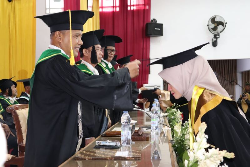 KHIDMAT: Direktur Polbangtan YoMa Bambang Sudarmanto saat mewisuda ratusan mahasiswa pada gelaran wisuda sarjana terapan ke-6, Senin (26/8/2024).