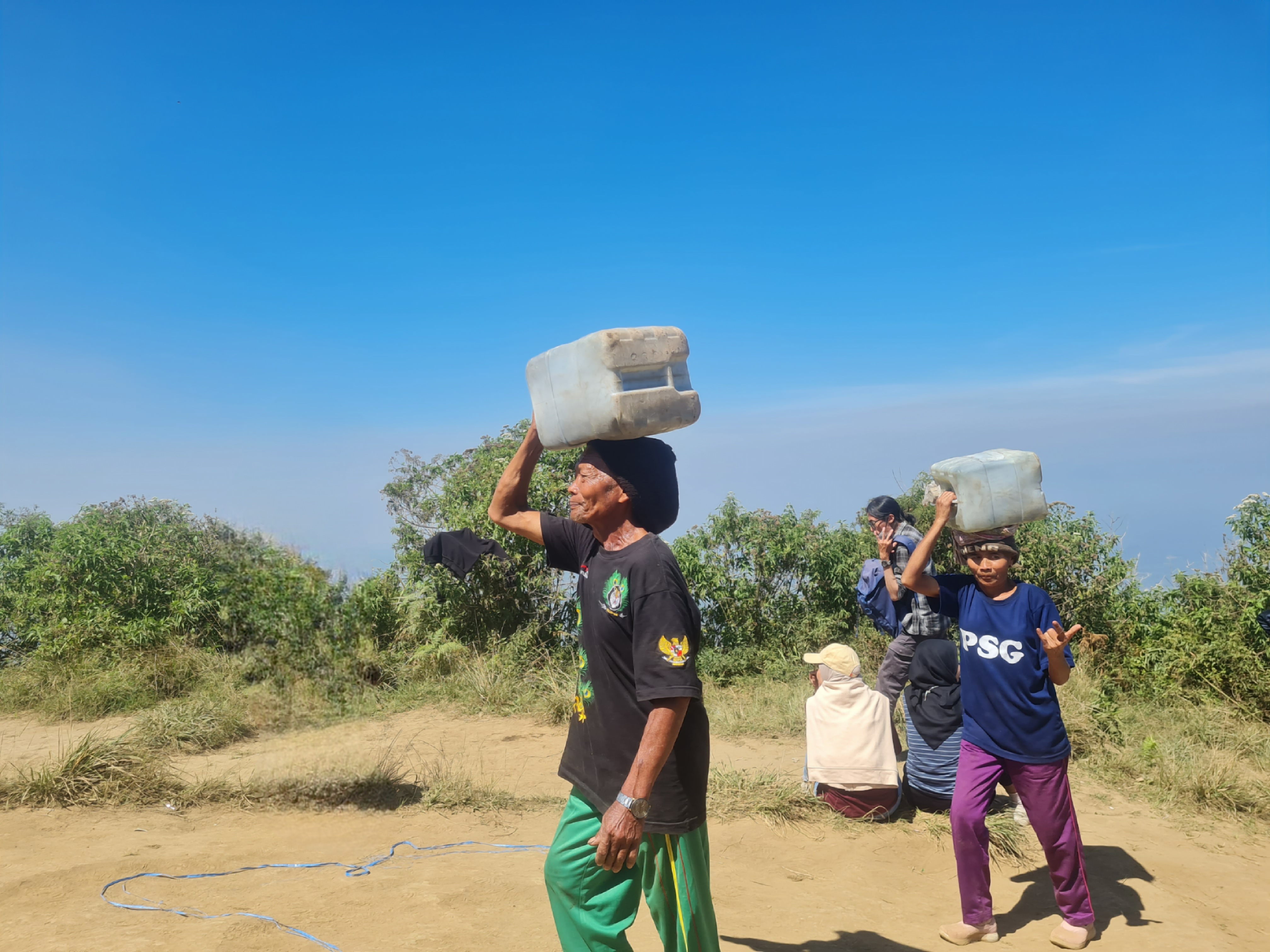 PANTANG MENYERAH: Pasangan suami istri asal Ngablak, Ngabdu dan Istiyah setiap hari naik-turun Gunung Andong dengan memanggul jeriken berisi air.