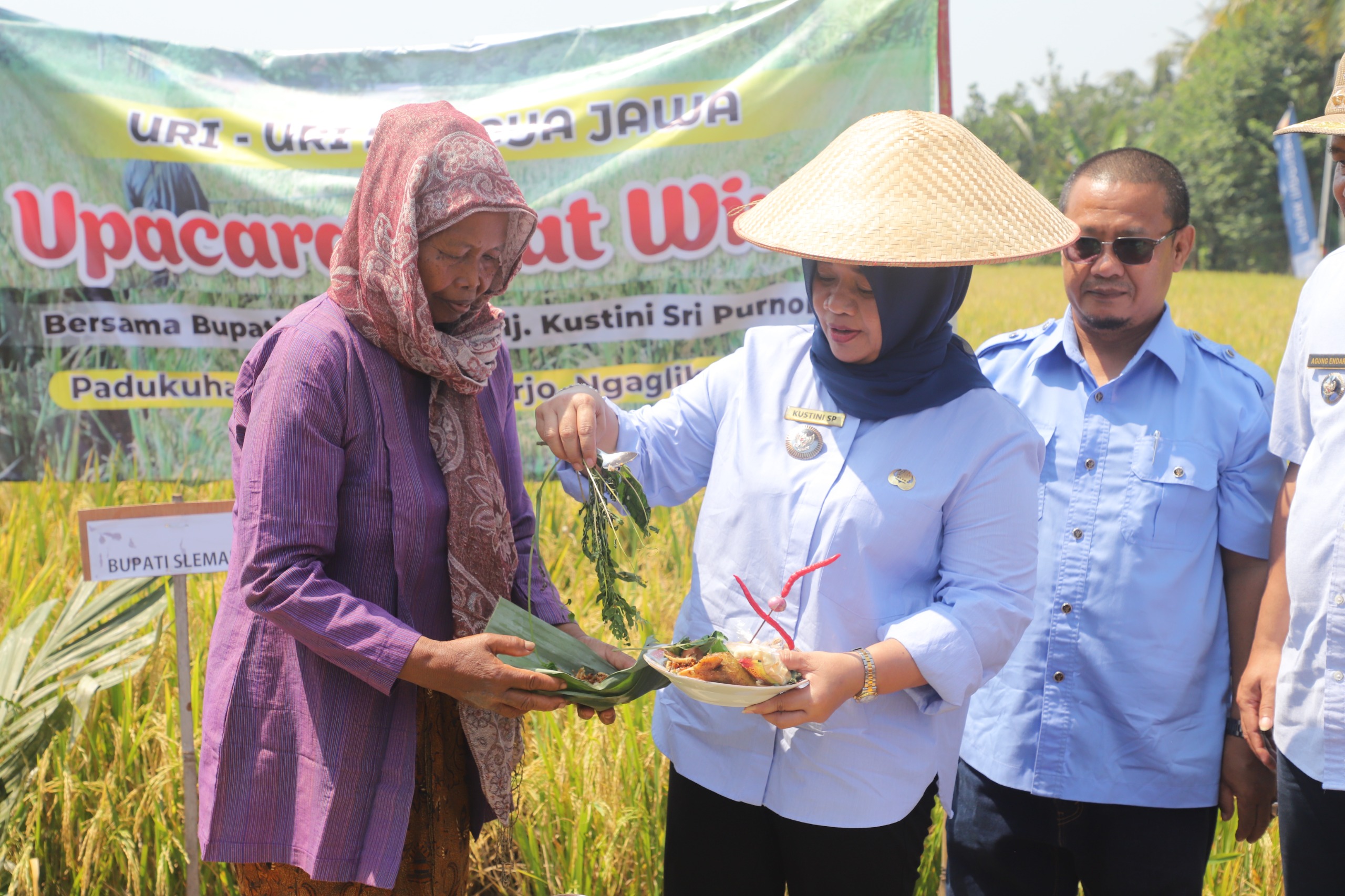 TRADISI WIWITAN: Bupati Sleman Dra Hj. Kustini Sri Purnomo bersama petani Ngudi Makmur, Sukoharjo, Ngaglik.