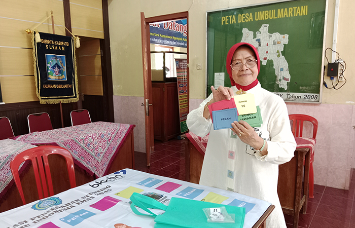 INOVATIF: Ketua Pokja I TP PKK Kabupaten Sleman Mawik Soemarwi saat menunjukkan alat simulasi beberan.
