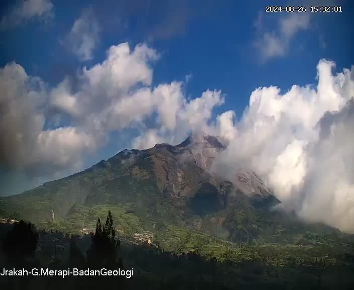Erupsi Gunung Merapi pada Senin 26 Agustus 2024 jam 15.32 WIB terekam CCTV milik Badan Geologi yang dipasang di Pos Pengamatan Jrakah.