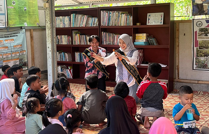 GIGIH: Pasangan Duta Bahasa DIY 2024 Ryan Priatama dan Risqa Rahma Rasendria saat menjalankan program edukasi di berbagai sekolah jenjang sekolah dasar.