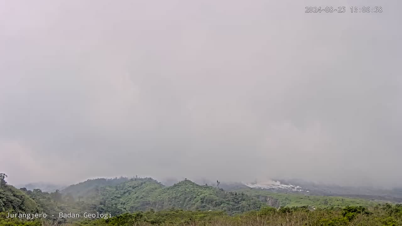 APG Merapi terpantau dari CCTV Pos Pengamatan Merapi di Jurangjero Kabupaten Magelang milik Badan Geologi pada Minggu siang (25/8/2024).