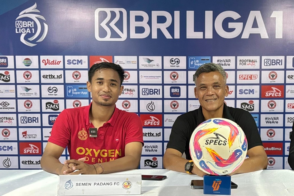 Hendri Susilo didampingi Rosad Setiawan saat agenda konferensi pers pre-match Semen Padang kontra PSS Sleman di BRI Liga 1 (lib)