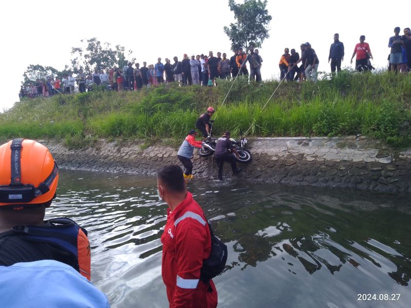 Proses evakuasi korban laka tenggelam di  Selokan Mataram, Tlogoadi, Mlati, Sleman, Selasa (27/8/2024).