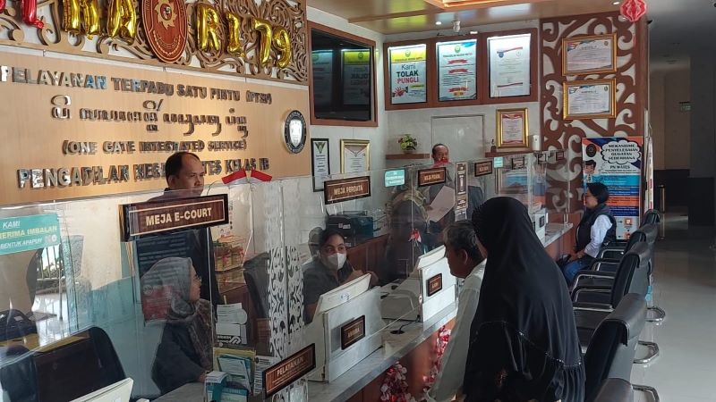 SUASANA: Pengunjung mendapat pelayanan di ruang PTSP Pengadilan Negeri Wates Kelas IB.