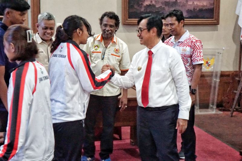 BERI SEMANGAT: Pj Bupati Magelang usai melepas para atlet untuk bertanding di PON XXI/2024 di Aceh, Sumatera Utara.