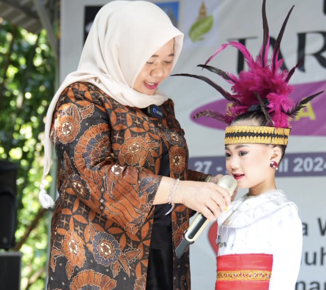 KEMBANGKAN BAKAT: Bupati Sleman Dra Hj. Kustini Sri Purnomo berdialog dengan penari cilik peserta lomba seni tari di Desa Wisata Palgading, Sinduharjo, Ngaglik, belum lama ini.