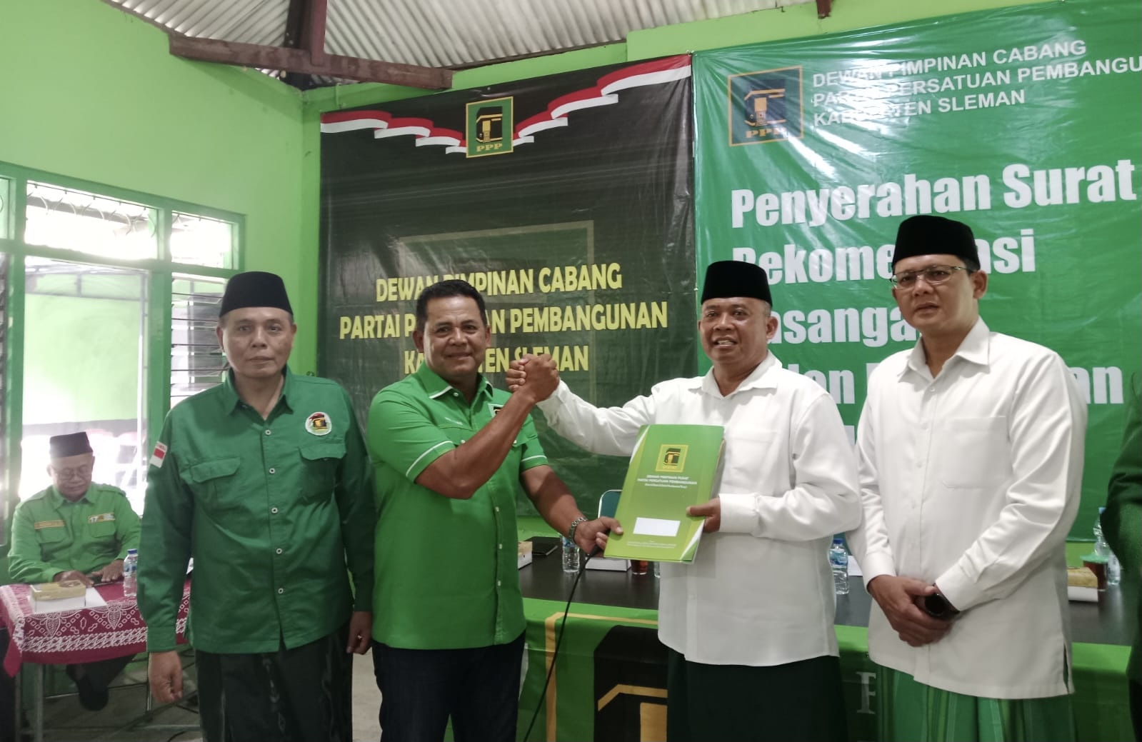 SALAM KOMANDO: Ketua DPW PPP DIJ Muhammad Yazid menyerahkan surat rekomendasi kepada Harda Kiswaya, Minggu (25/8/2024). Turut mendampingi Ketua DPC PPP Sleman Untung Basuki Rahmat