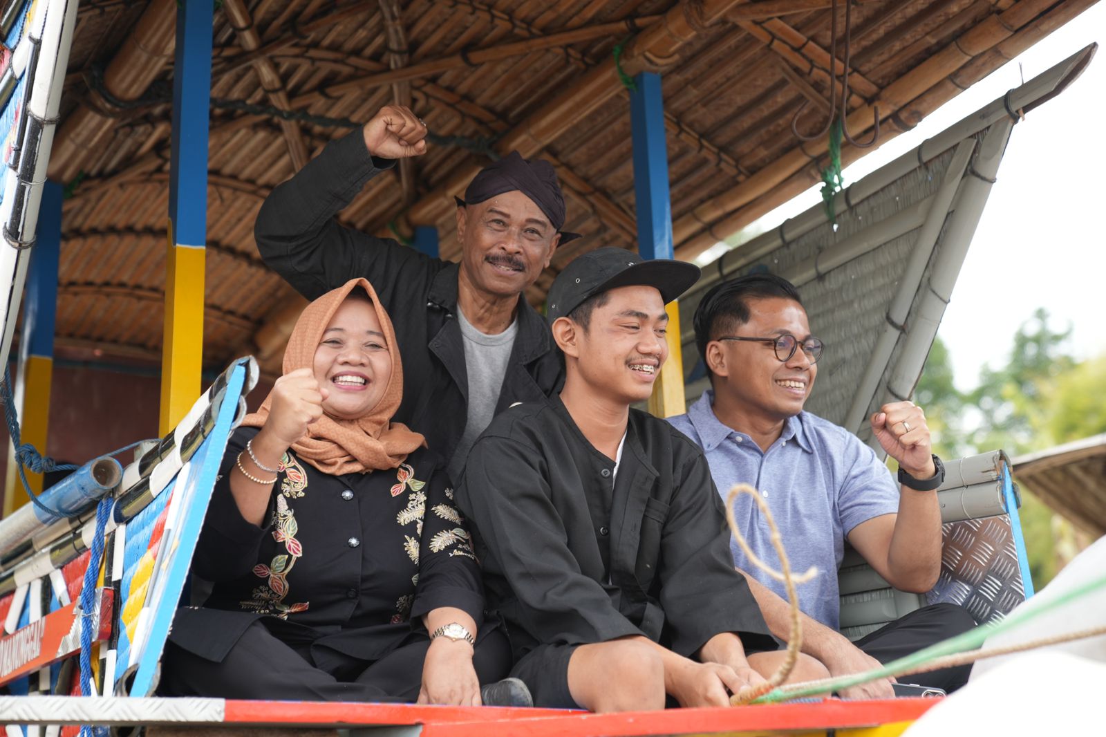 SEMRINGAH: Bupati Sleman Dra Hj. Kustini Sri Purnomo saat mengikuti pawai gerobak sapi belum lama ini.