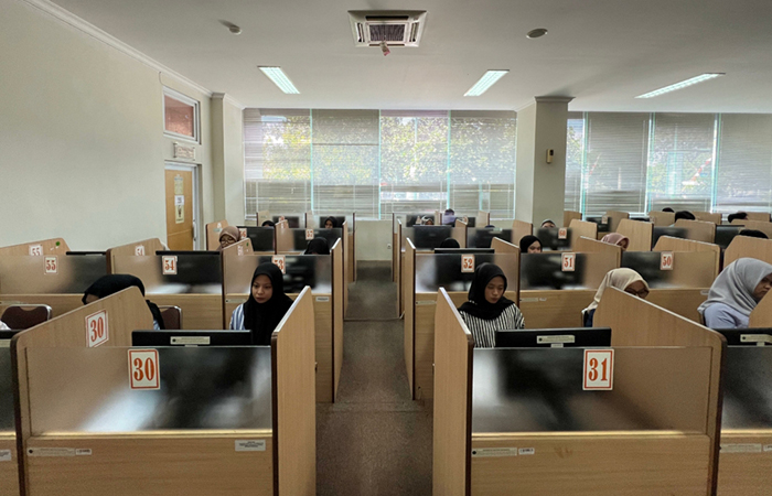 FOKUS: Peserta saat melakukan sesi pendaftaran dan tes masuk Fakultas Kedokteran Unisa Yogyakarta dengan metode computer based test (CBT).&nbsp;