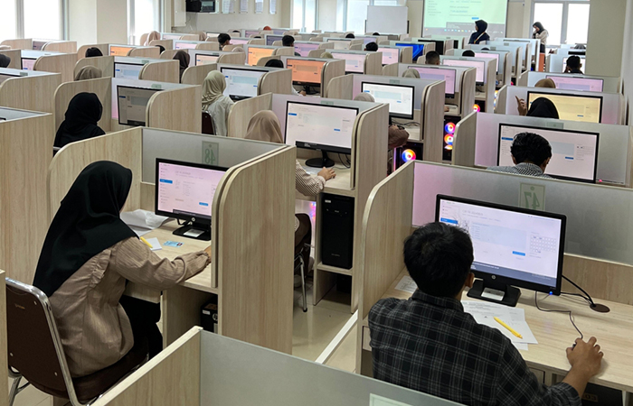 FOKUS: Peserta saat melakukan sesi pendaftaran dan tes masuk Fakultas Kedokteran Unisa Yogyakarta dengan metode computer based test (CBT).&nbsp;