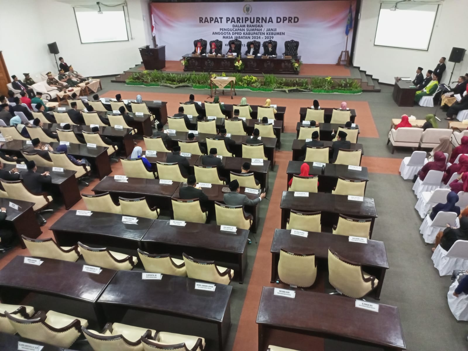 Anggota DPRD Kebumen periode 2024-2029 pascaprosesi pelantikan dan pengambilan sumpah.