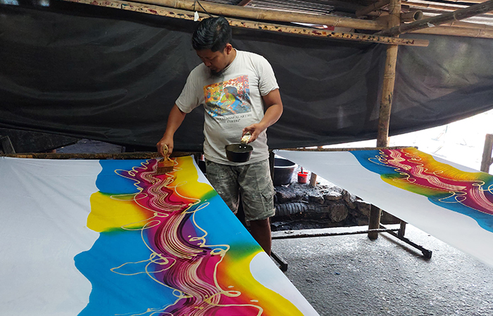 PROSES: Hanang membuat batik abstrak di rumah produksi miliknya.ANOM BAGASKORO/RADAR JOGJA