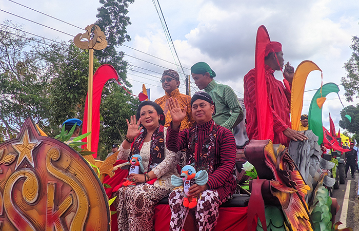 YANG PERTAMA DI DIY: Pasangan Endah Subekti Kuntariningsih dan Joko Parwoto resmi mendaftar sebagai calon bupati dan wakil bupati Gunungkidul untuk Pilkada 2024 di kantor KPU, Selasa(27/8) siang.&nbsp;