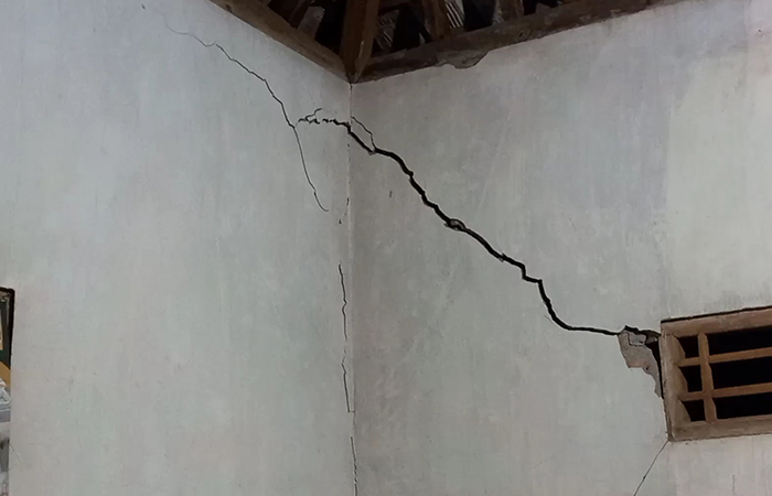 TERDAMPAK: Salah satu rumah warga yang terdampak gempa dengan magnitudo 5,8 di Kalurahan Pacarejo, Kapanewon Semanu, Gunungkidul.&nbsp;