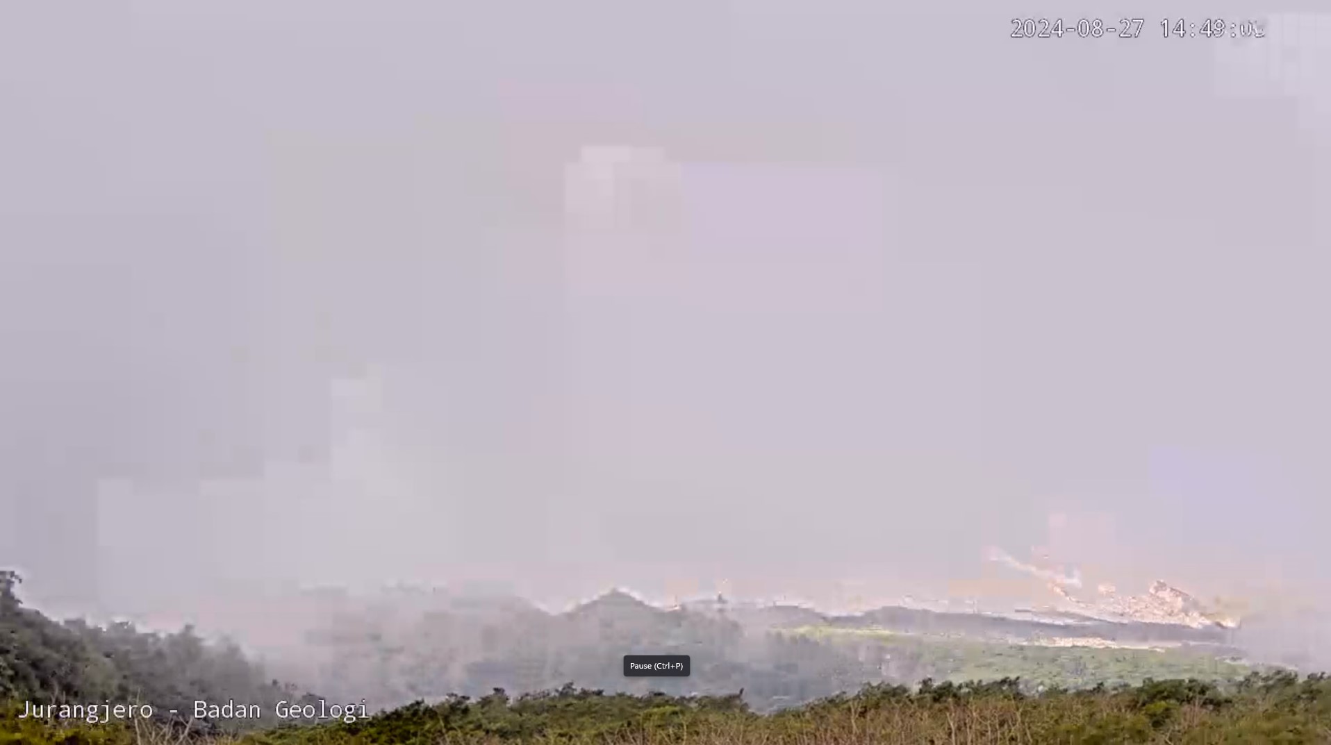 Kejadian erupsi atau awan panas guguran (APG) Gunung Merapi terekam di CCTV Jurangjero Magelang milik Badan Geologi, 27 Agustus 2024 pukul 14:46 WIB.  (BPPTKG)
