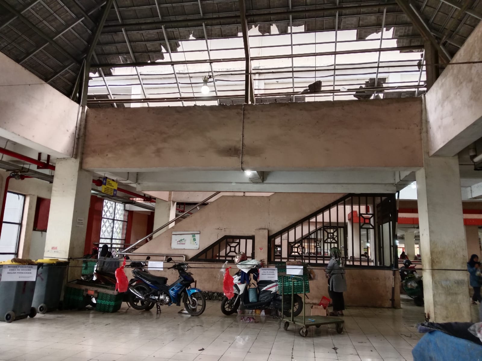Kondisi Pasar Prambanan setelah terdampak gempa 5,8 magnitudo di perairan selatan DIY.