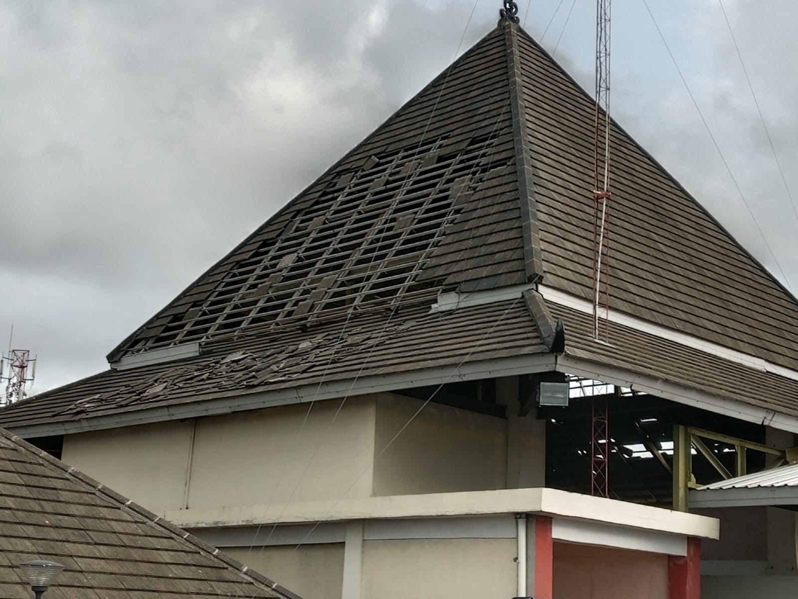 Atap Pasar Prambanan lantai 4 pasca diguncang gempa 5,8 magnitudo di perairan selatan DIY.
