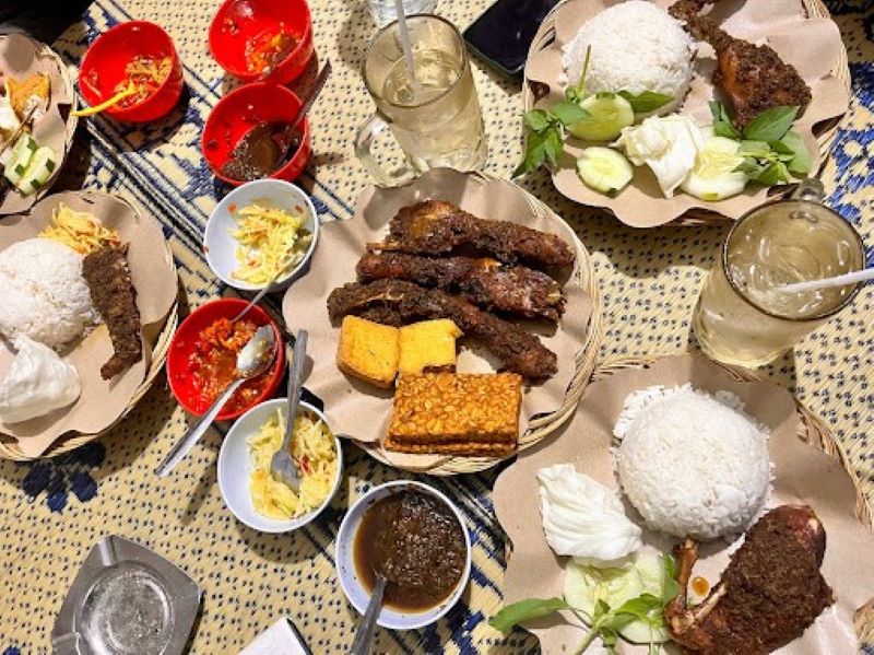 Bebek goreng bumbu hitam khas Madura