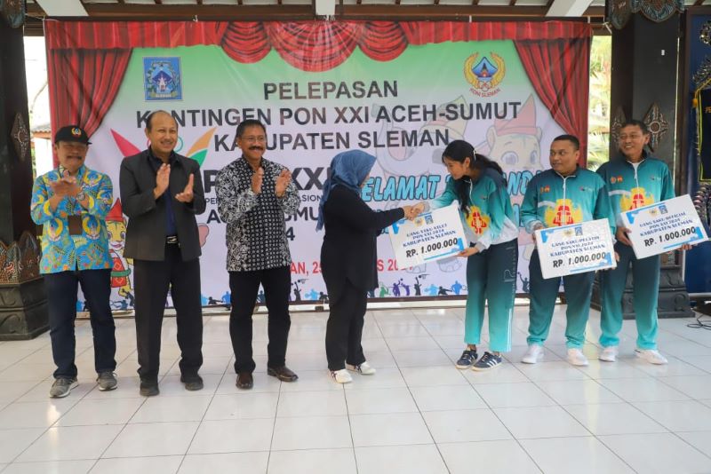 Keterangan, Bupati Sleman Kustini Sri Purnomo didampingi Ketua Koni Sleman Joko Hastaryo, Ketua KONI DIY Djoko Pekik Irianto dan Kepala Dispora Sleman Heru Saptono saat