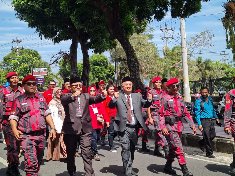 BAWA SEMANGAT: Paslon Damar dan Sri Harso telah melakukan pendaftaran Pilkada 2024 di kantor KPU Kota Magelang, Rabu (28/8/2024).