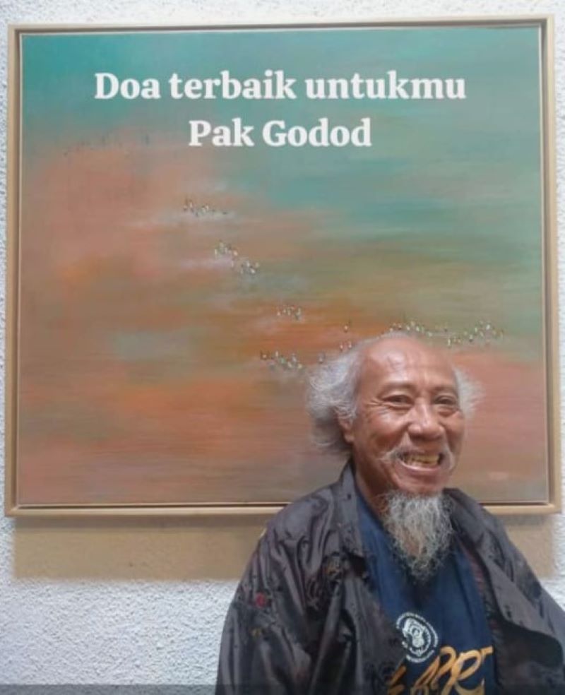 Godod Sutejo berfoto di depan karyanya.