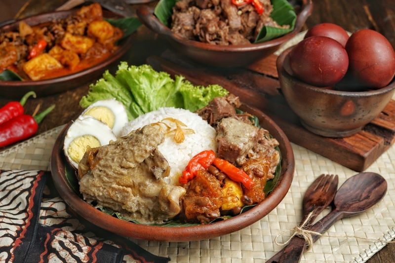 Ilustrasi gudeg yang ditemani oleh beberapa olahan.