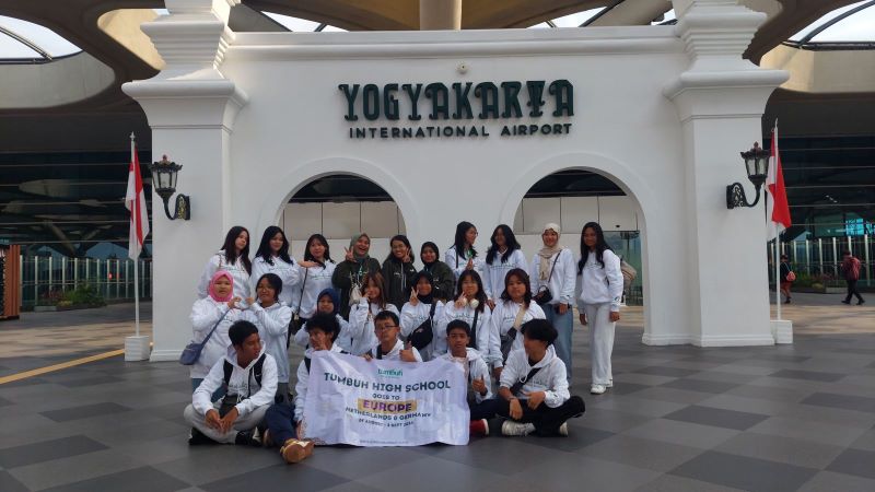 Siswa Tumbuh High School berada di YIA