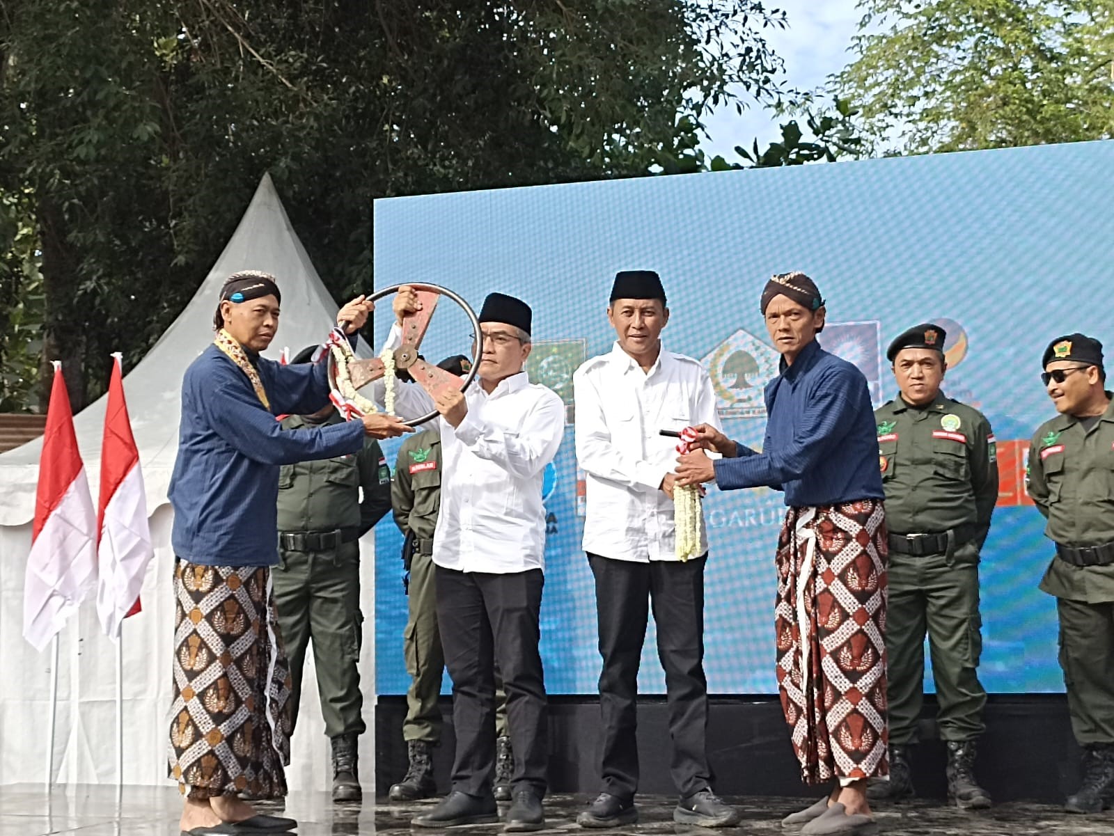 Pasangan calon bupati dan calon wakil bupati Abdul Halim Muslih-Aris Suharyanta saat melakukan deklarasi di Petilasan Gilanglipuro, Pandak, Bantul, Rabu (28/8/2024).
