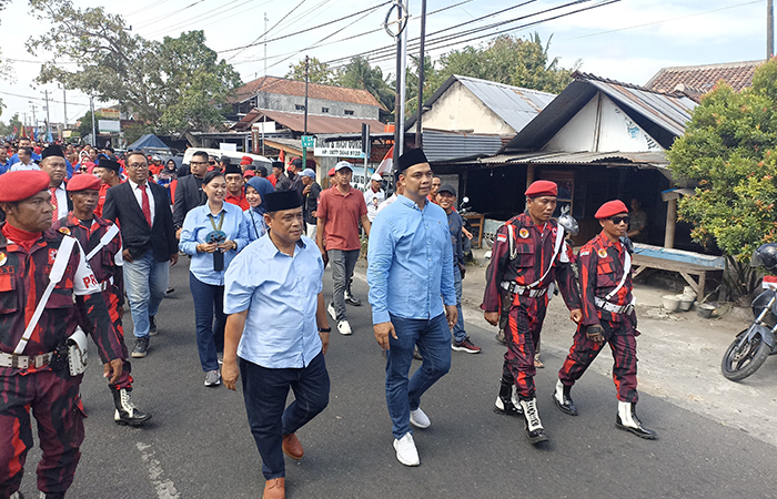Bakal pasangan calon Joko Purnomo-Rony Wijaya Indra Gunawan saat berjalan bersama rombongan partai pengusung menuju ke kantor KPU Bantul, Rabu (28/8/2024).