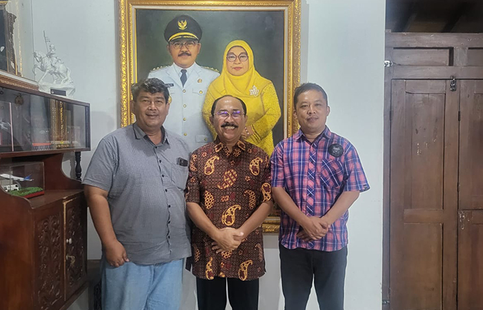 Pasangan Agung dan Ambar menemui Sutedjo di kediamannya.
