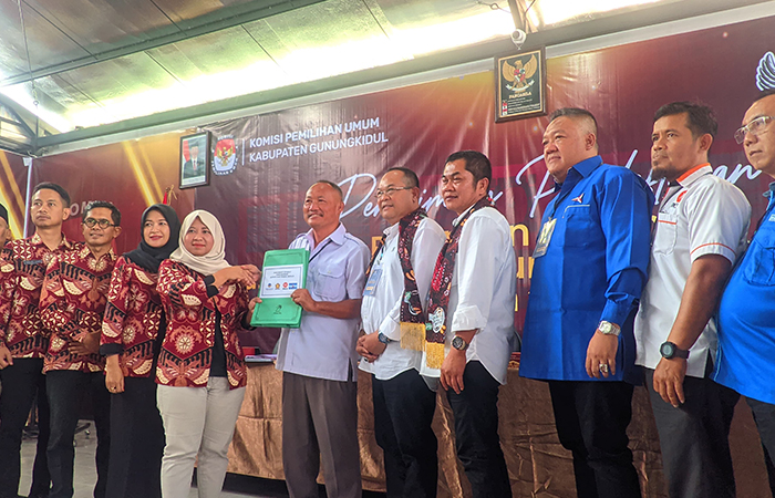 Pasangan Sutrisna - Sumanto resmi mendaftar ke KPU untuk Pilkada Gunungkidul 2024.Andi May/Radar Jogja