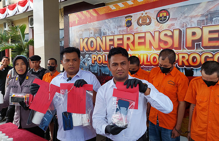 BARANG BUKTI: Kasat Reserse Narkoba Polres Kulon Progo AKP Triyono menunjukkan barang bukti dari lima tersangka pengedar obaya (28/8).