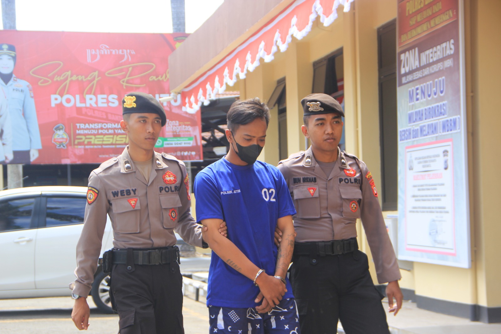 DIGELANDANG: Tersangka Jatmiko dan Priangga saat digelandang polisi untuk masuk ke ruang tahanan (28/8).