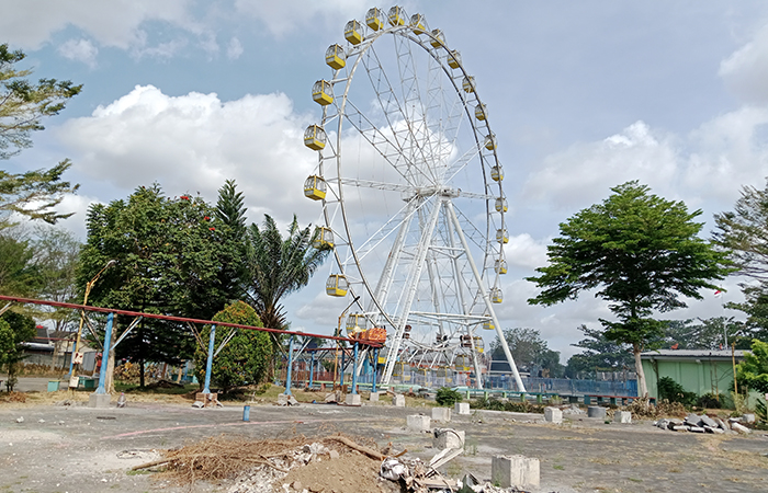 REVITALISASI: Perbaikan wahana Sindu Kusuma Edupark yang berada di Sinduadi, Mlati, Sleman (28/8).Delima Purnamasari/Radar Jogja