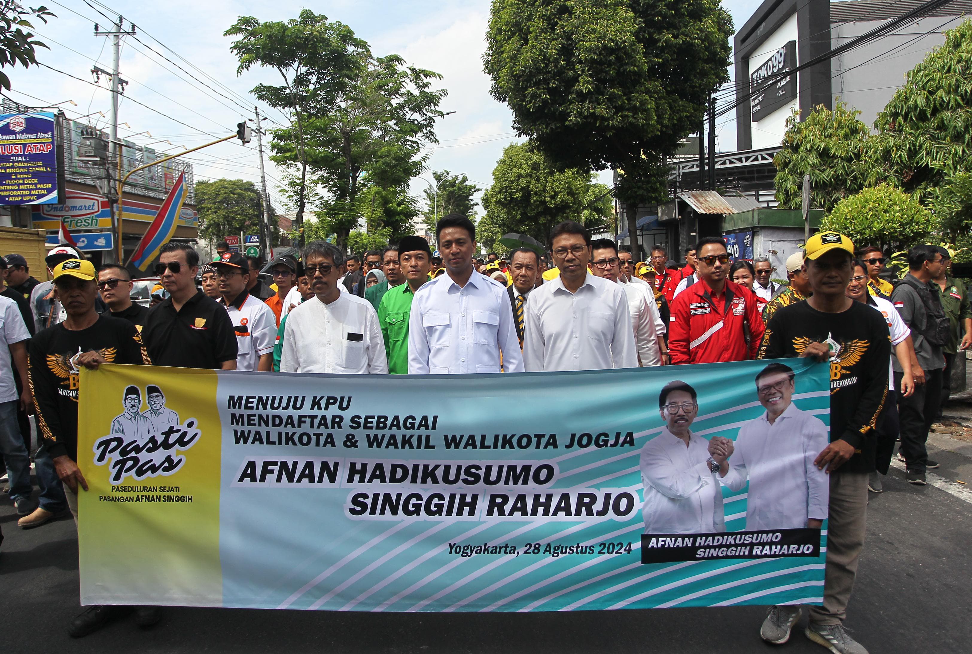 Cucu Sultan HB X Gusti Marrel Dampingi Pendaftaran Afnan-Singgih ke KPU Kota Jogja, Rabu (28/8/2-24).  (GUNTUR AGA TIRTANA/radar jogja)
